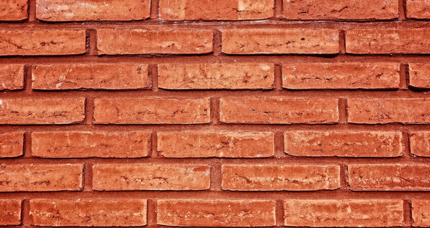 czerwona ściana z cegły